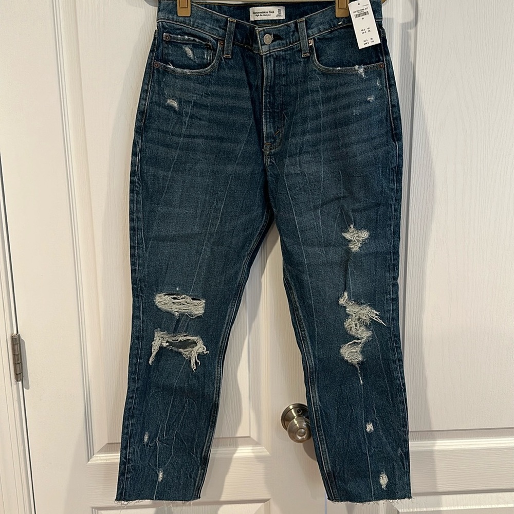 NWT Abercrombie and Fitch High Rise Mom Jeans - Size 30